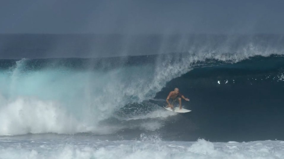 <a href="/kellyslater/">Kelly Slater</a> is just a pleasure to watch. Check him out testing boards in #Cloudbreak #Fiji trioceansurf.co.uk/videos/just-an…