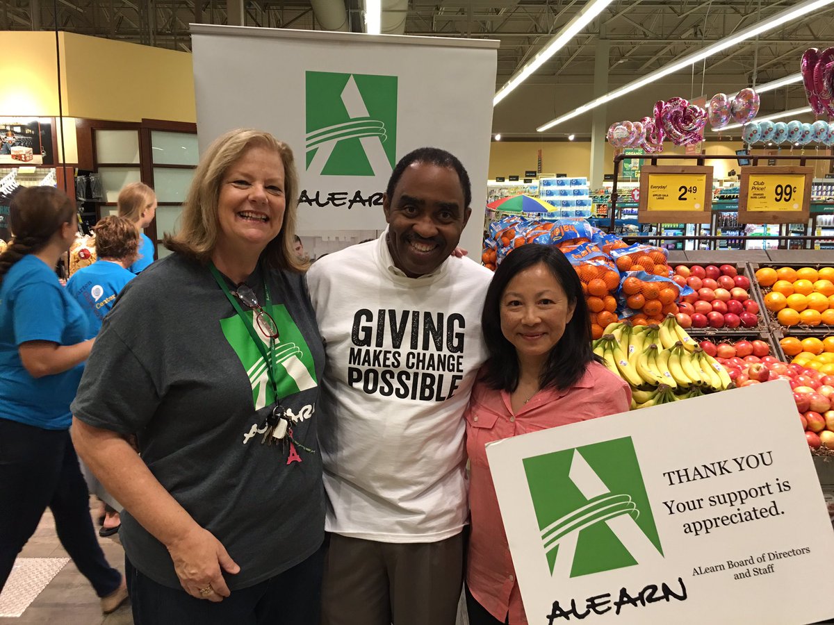ALearn4KIDS's tweet photo. #SVGives with @emmettcarson of @siliconvalleycf. Thanks 4help raising $ so more kids get #MathStrongCollegeReady https://t.co/CDxrJ177VV