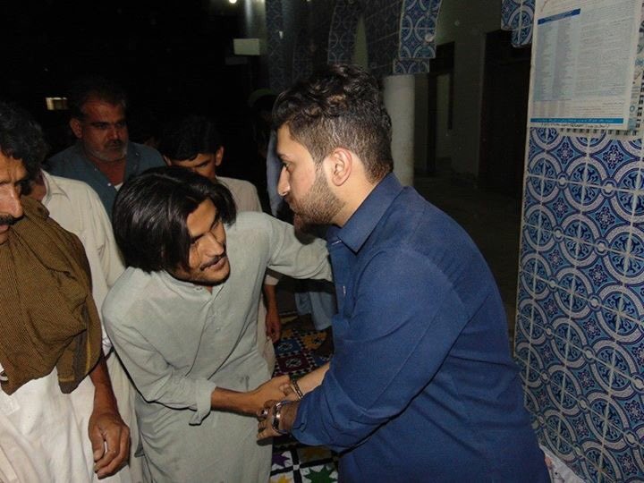 PppJiyala's tweet photo. @MakhdoomFZaman condoled wth RiazKeerio on demise of his sister in Saeedabad
#YoungLeadership #PPP #WithPpl https://t.co/V4ENcWOopm