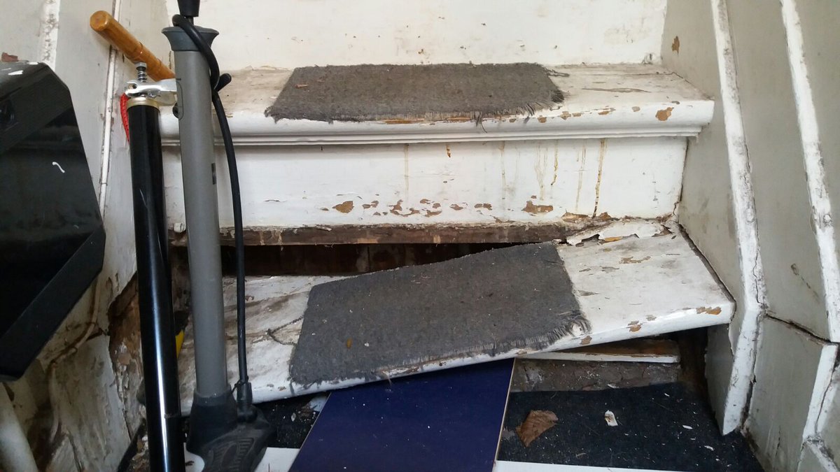 WSWonenOost's tweet photo. De trap in deze opgang van huurder is echt wel dringend aan vervanging toe Zeer gevaarlijke situatie.   1/2 https://t.co/IOMdxXayGK