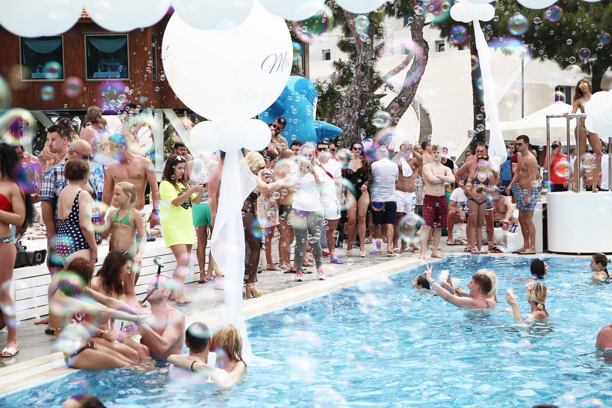 RixosSungate's tweet image. We love white but we love white party more...#RixosSungate #RixosSungateMayFest #RixosSungateMayFest2016