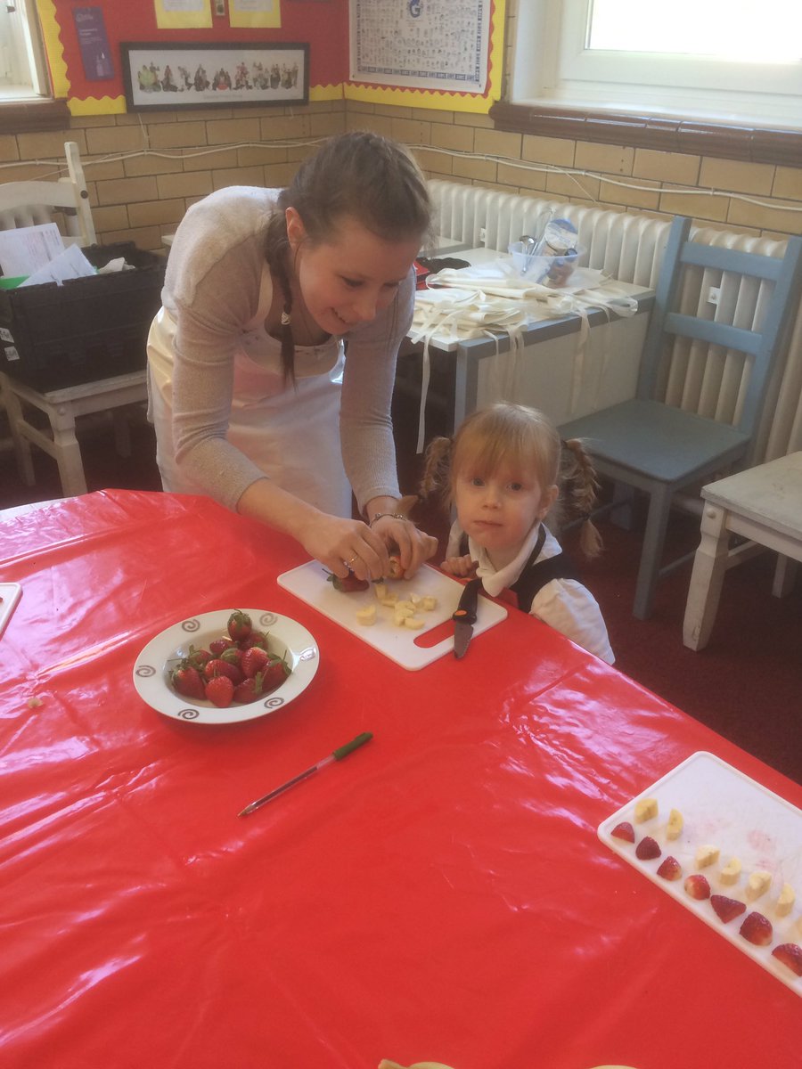 rashaw77's tweet photo. We had some great big and small cooks at @gladstonebarry this afternoon! #familycooking #eat5aday https://t.co/O5GgJX1pxH