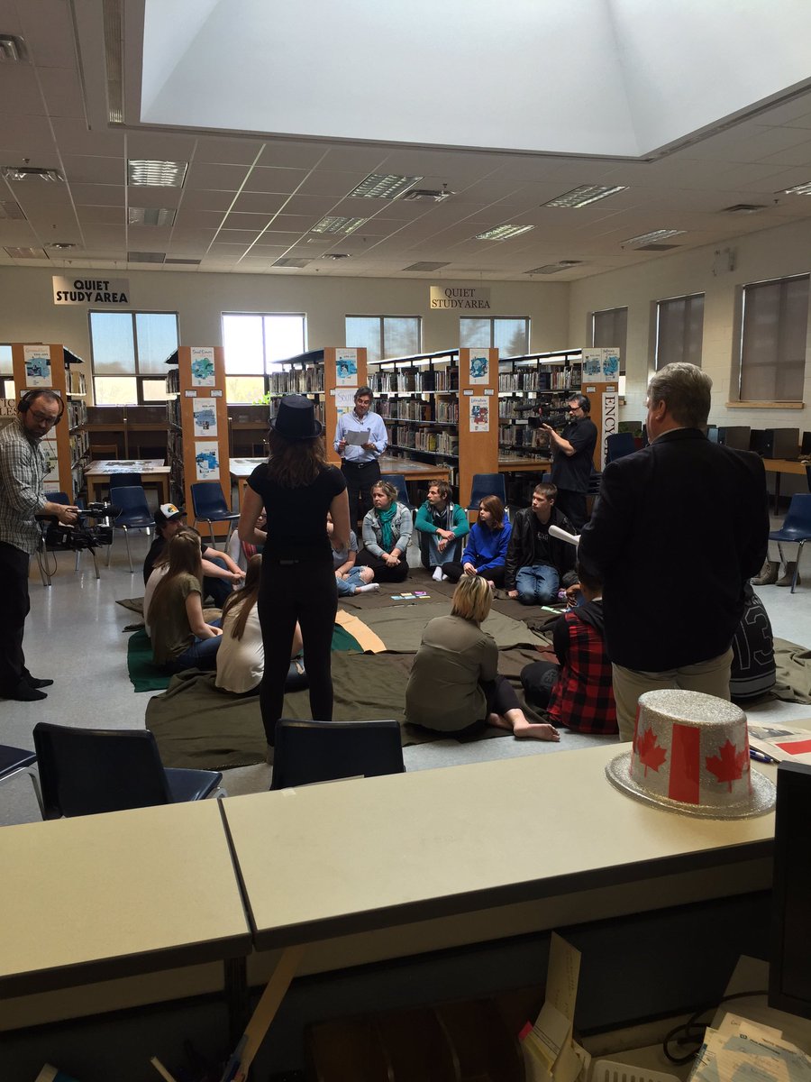 NickBertrand9's tweet image. #ldsb @121coachFSSLDSB Blanket exercise at FSS - Such meaningful learning.  #fmnied