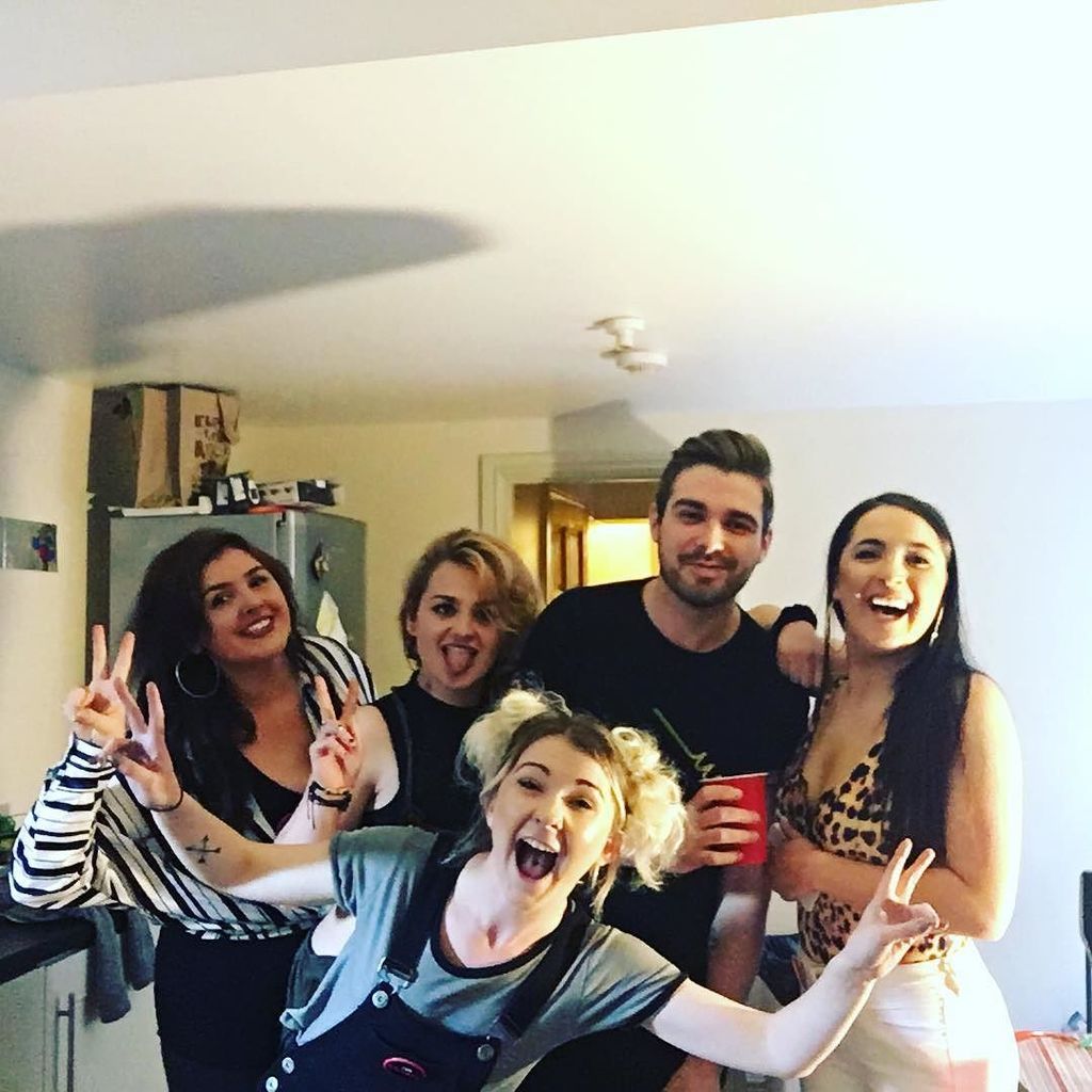 EstebanLainezM's tweet photo. Best house mates ever ! Love these girls more than anything ❤️❤️🍻🍻🍾🍾 feat Keelan carlin 😂😂👌🏻👌🏻#party #house #Woolw… https://t.co/Y1oZuqAQKB