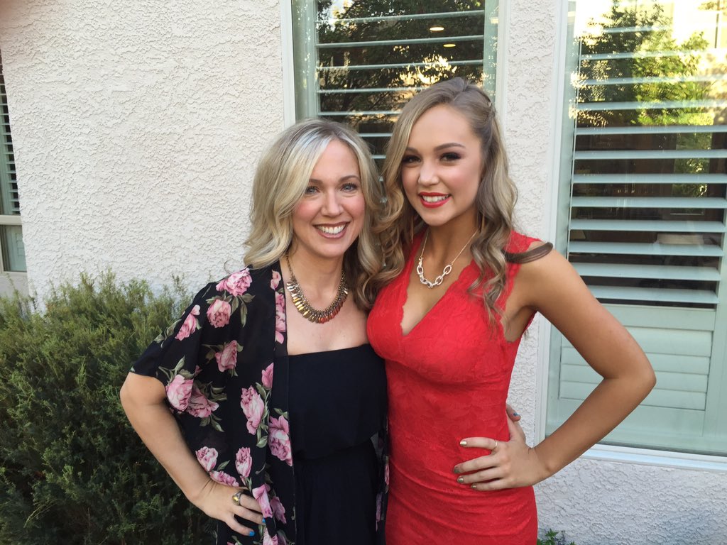 tayheartsdance's tweet photo. Happy birthday to the best mom I could ever ask for.💖 I love you lots🎉😊 https://t.co/EiA4Fz06SC