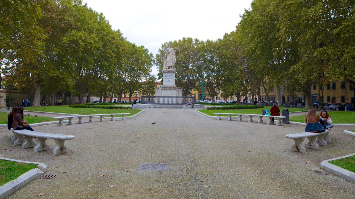 FestaPresentePI's tweet photo. La meravigliosa piazza Martiri della Libertà, quest'anno di nuovo ben vestita di verde per la Festa del Presente. https://t.co/WllE2eMHG9