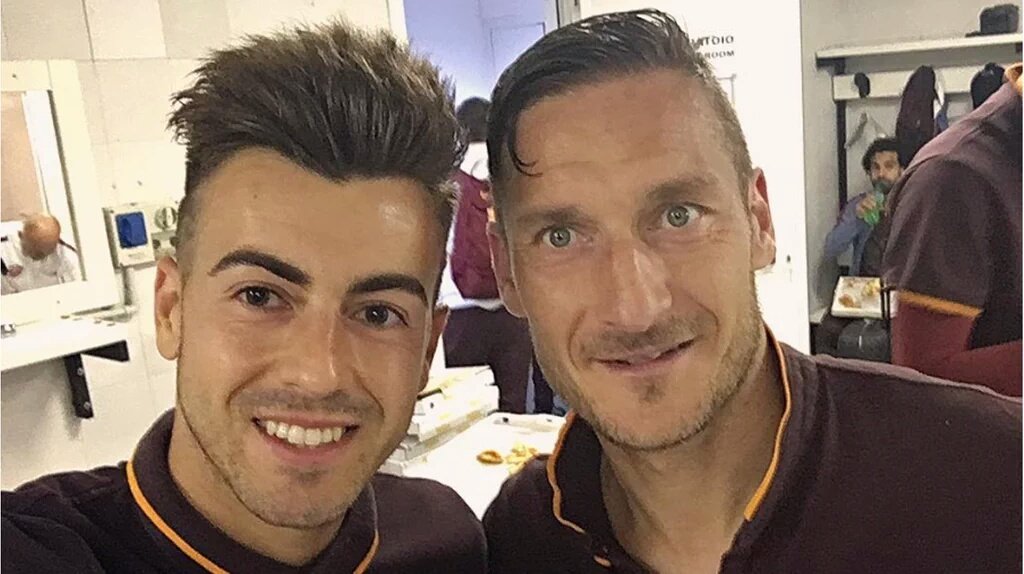 OfficialRoma_ID's tweet photo. Reaksi kebahagiaan para pemain #ASRoma di media sosial usai #GenoaRoma
https://t.co/6bnXgLXKRa https://t.co/OtE24dZfmg