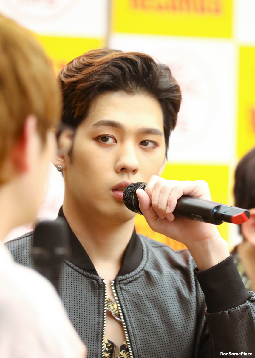 RonSomePlace's tweet photo. 160501 시부야 타워레코드
릴리스 행사 2부
#BIGFLO #빅플로 
#RON #론 @BIGFLO_RON https://t.co/KCxhtmzEym