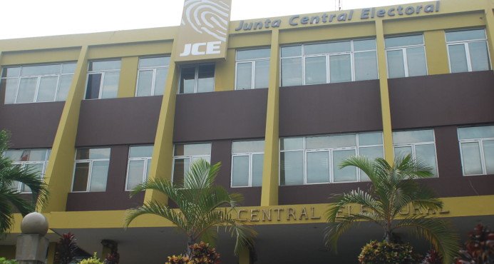 DiarioLibre's tweet photo. Junta Central se incauta de vehículo del Ministerio de Educación utilizado en campaña https://t.co/2DM5Yhial5 https://t.co/uKhJTXlO6v