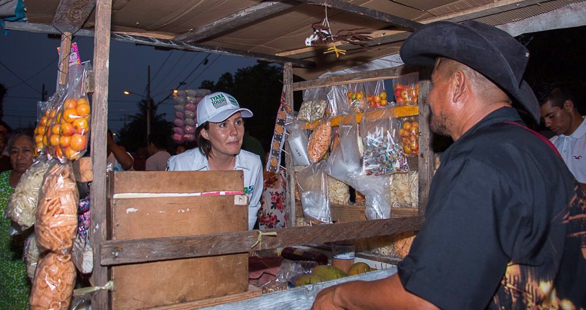 tyaraschleske's tweet photo. Ayer recorrí el tianguis de la Región 232, platicando mi propuesta para una atención médica de calidad #Distrito4 https://t.co/xaCiZQVxAv