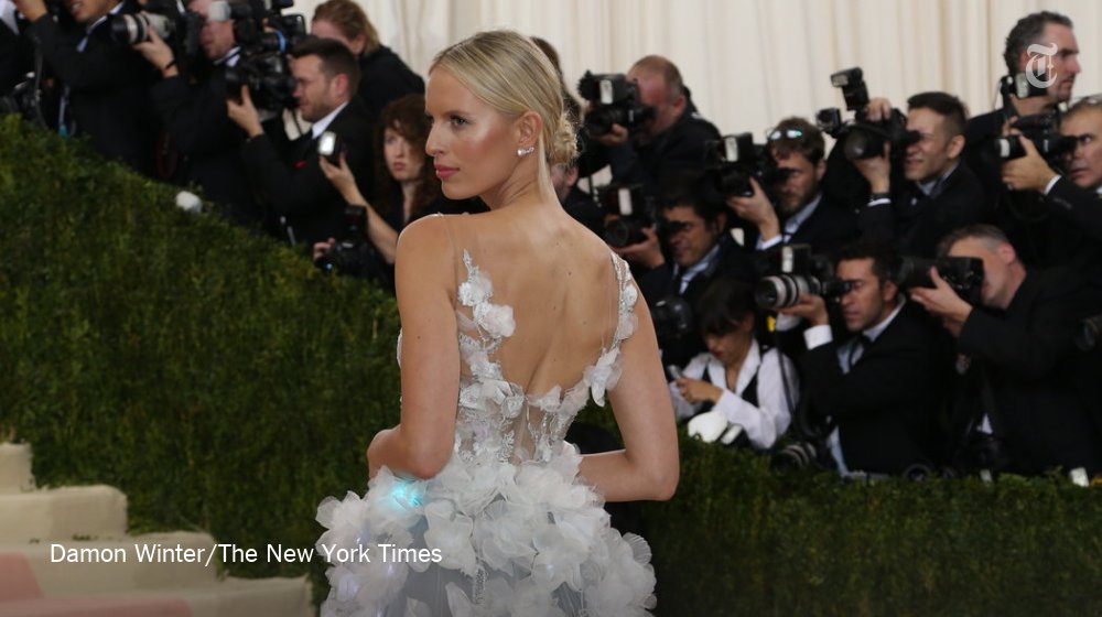 NYTFashion's tweet photo. Karolina Kurkova wore a @MarchesaFashion x IBM dress that changes color based on fans tweets
https://t.co/bm63vuTKu3 https://t.co/wYOclLAeyP