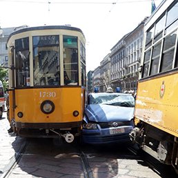 Sapiente_mente's tweet photo. #Milano  : il tram ha sempre la precedenza ....   due tram rafforzano il concetto. https://t.co/FyExZVsOEh