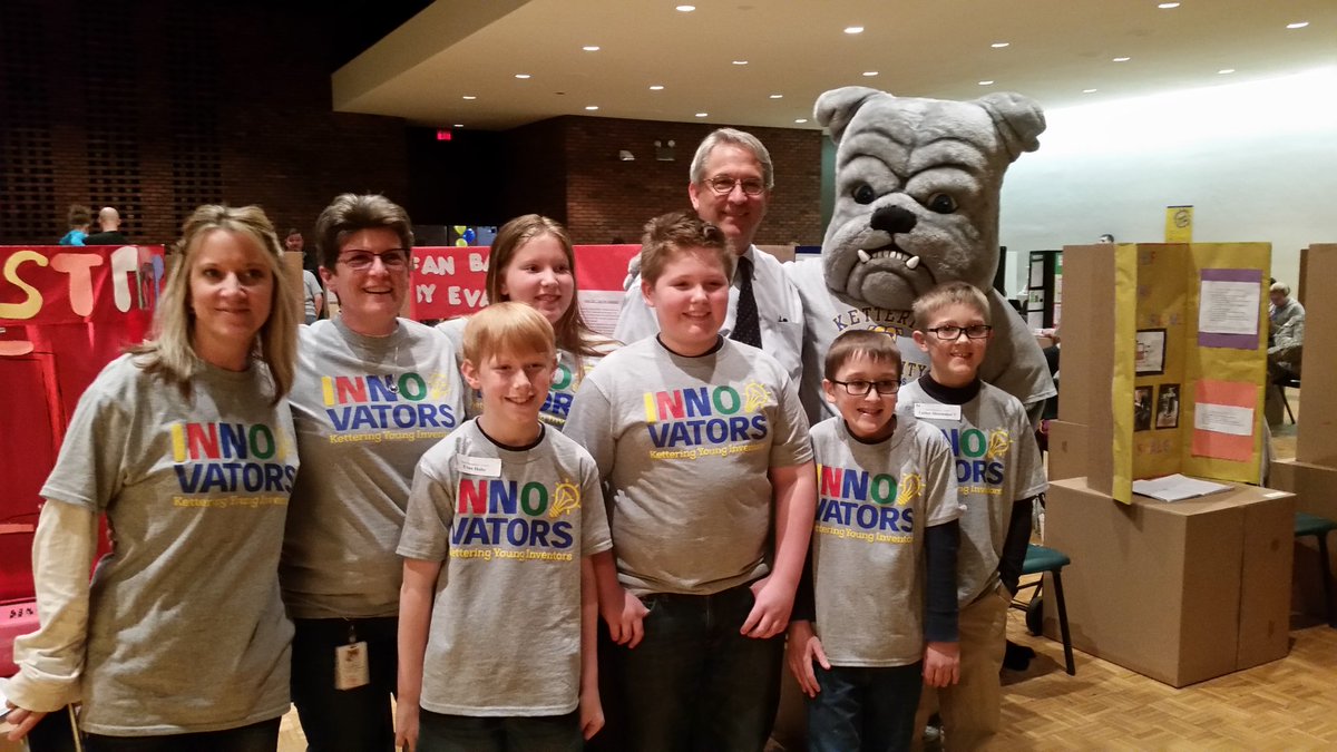 michelebielby's tweet photo. Kettering Bulldog and Dieck principal Mr. Fuller supporting our kids @dieckk5 @swartz_creek @CBSInnovationTV https://t.co/sA04rFnQLA