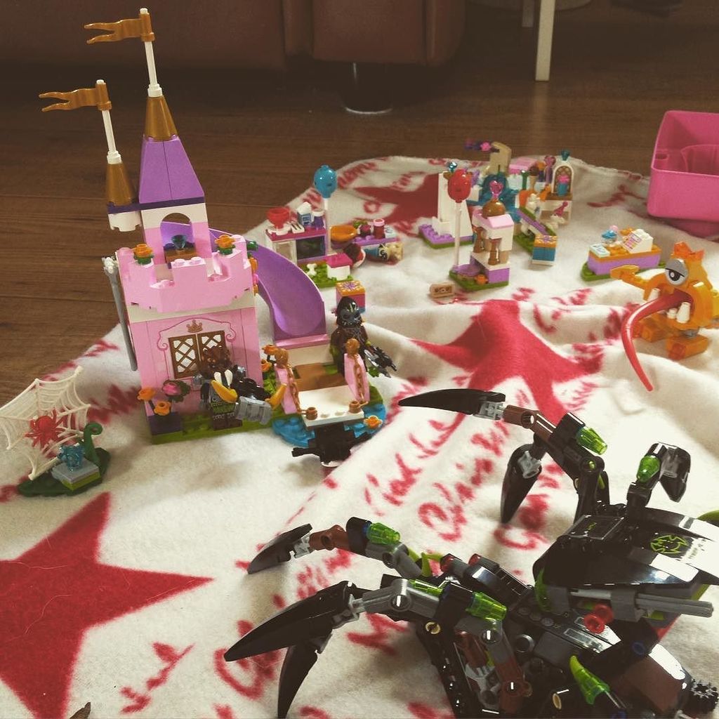 Insta_Lego's tweet photo. https://t.co/OlZoRolzX7 - mysweetcookiedreams - Oooh No! It's a spiderinvasion! #lego #playing #child #qualitytim… https://t.co/VQnqzzsMo1