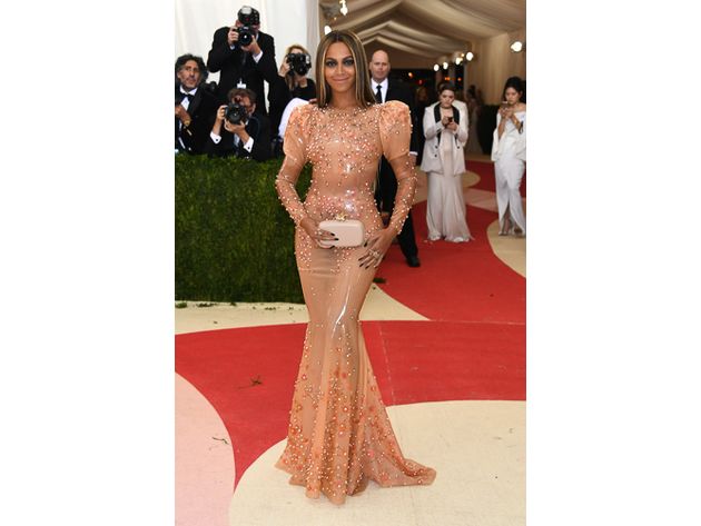 iHeartRadio's tweet image. Check out the most memorable looks from the 2016 Met Gala. Can we talk about Beyonce tho? 🔥news.iheart.com/photos/snap-sh…