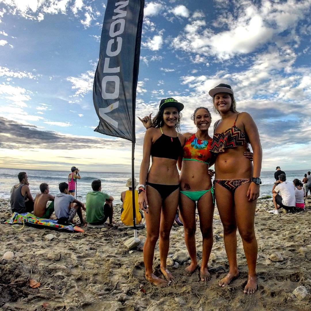 cesardepablos's tweet photo. ¿Y el #girlpower? ¡Aquí está! @laurapetitts, @kikithht y @pia_surf. Ellas fueron el Top 3 del Volcom #TCTVenezuela https://t.co/UOUHJsrwsW