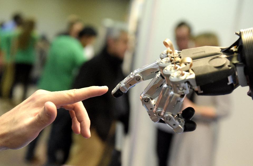 ForbesTech's tweet photo. Study finds people are incredibly trusting of robots during emergencies: https://t.co/quKyrR8y7o https://t.co/AGQkMBUbJc