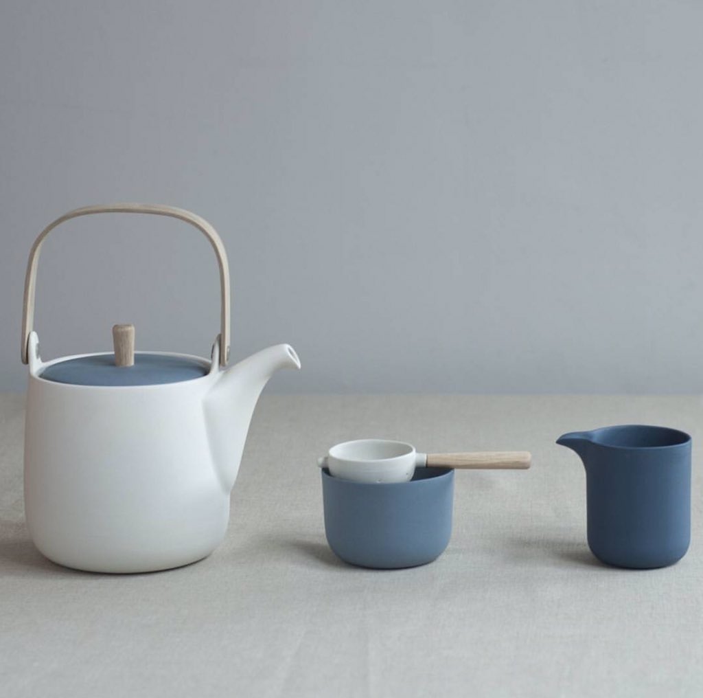 rugcouture's tweet photo. Simple and elegant Mr &amp; Mrs Teapot by @Sue_Pryke @Wild_and_Wood @LDNdesignfair #design https://t.co/VH1zzS8Ney
