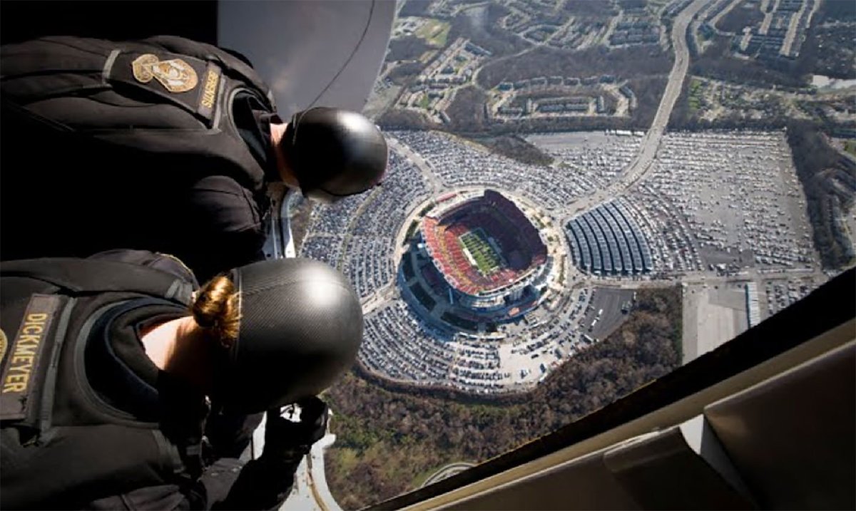 GROSpointBUZZ's tweet photo. Spectaculaire: Un parachutiste qui atterri dans un stade se filme avec une GoPro - https://t.co/Rsnsd3M4QS https://t.co/oYhfsWrhsE