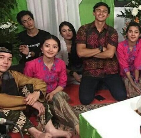 stefwillona's tweet photo. @steff_william @15natashawilona @hitocaesar @Rayafitrinur https://t.co/fwJBEmCPei