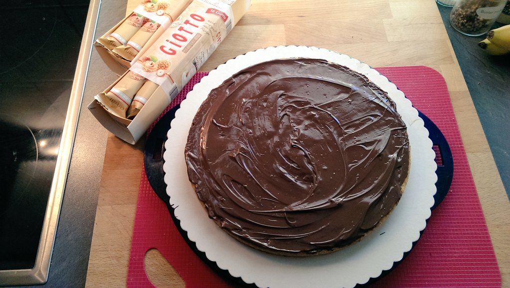 _butterblume170's tweet photo. Schritt1: Kuvertüre-Nutella-Gemisch auf Boden 1 *Ich❤backen*
#Giottotorte https://t.co/OZ7xLZ1hVx