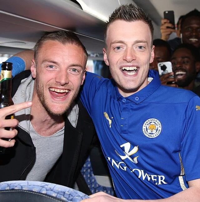 LeicesterSphera's tweet photo. Los Foxes vieron a un doble de Jamie Vardy mientras iban en el autobús y lo unieron a la fiesta. Ídolos. 💙😂 https://t.co/XU22VhXO6i
