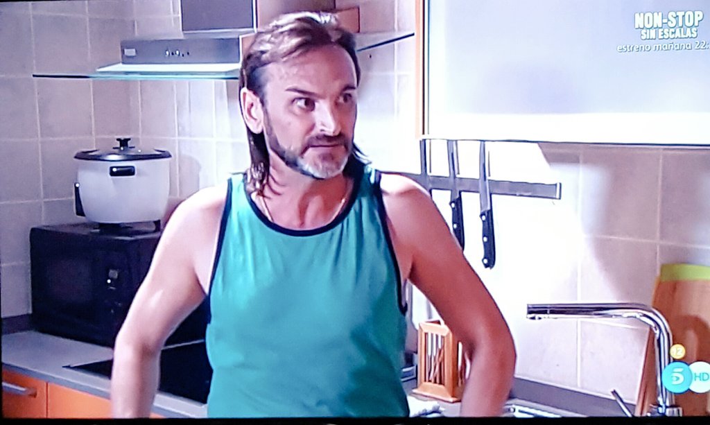 ASanJuan_info's tweet photo. La que va liar Fermin con la reforma 😂😂😂😂 CRACK...que sería de los martes sin #LQSA5 y el pedazo actor @fertejerom https://t.co/RVJK7E8CzG