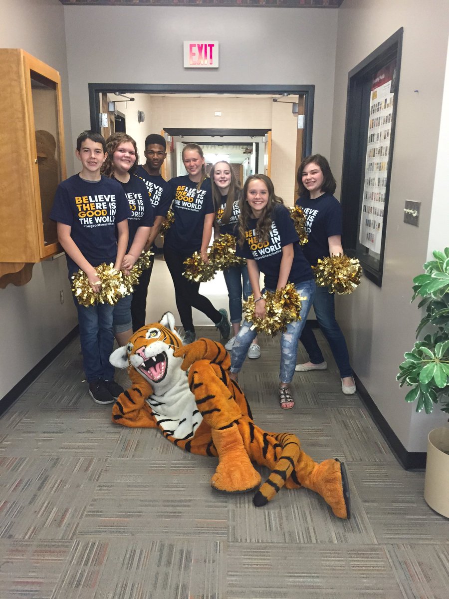 smdudeck's tweet photo. We had so much fun with our 6th Graders from Mark Twain! @TMSTigersSJSD @MarkTwainEagles @TMSLeaders 
 #futuretigers https://t.co/FOo9hqSZNj
