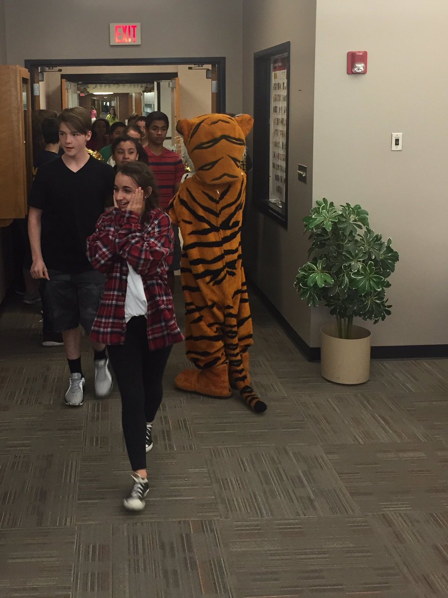smdudeck's tweet photo. We had so much fun with our 6th Graders from Mark Twain! @TMSTigersSJSD @MarkTwainEagles @TMSLeaders 
 #futuretigers https://t.co/FOo9hqSZNj