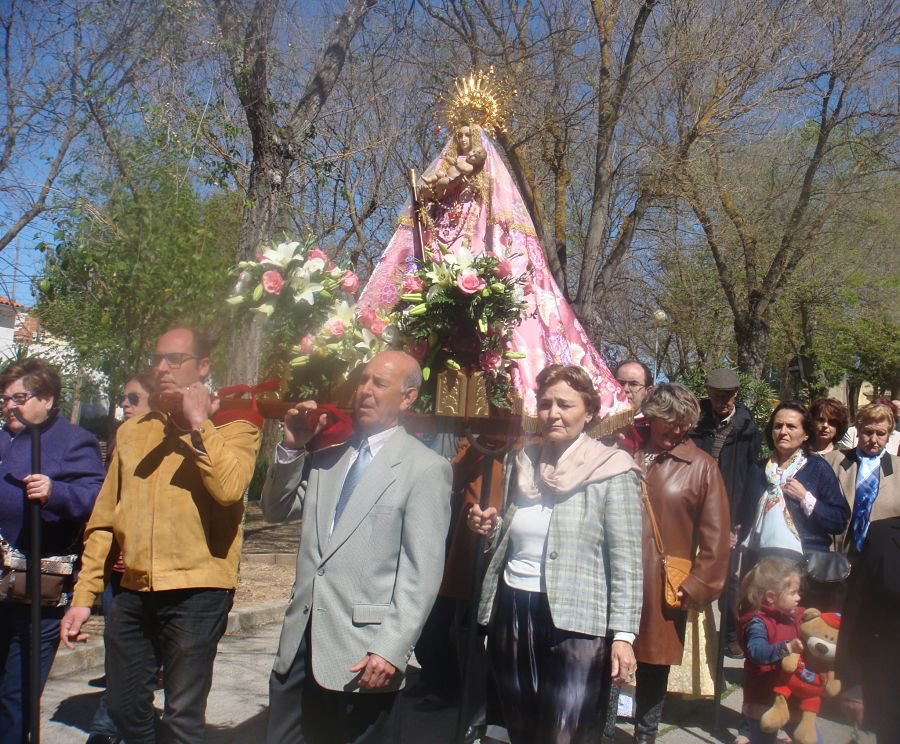 mcquero72's tweet photo. #MesDeMaria #ParroquiaQuero #VirgendelasNieves #Mayos2016 #SanJose @planpastoral @ams_amosrodri Procesión 1º de mayo https://t.co/AAGKHCb3gE