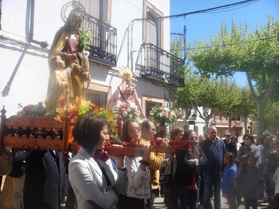 mcquero72's tweet photo. #MesDeMaria #ParroquiaQuero #VirgendelasNieves #Mayos2016 #SanJose @planpastoral @ams_amosrodri Procesión 1º de mayo https://t.co/AAGKHCb3gE