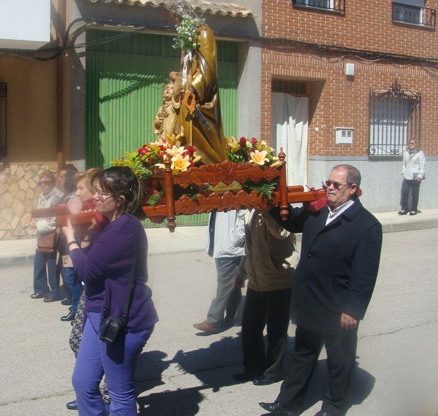 mcquero72's tweet photo. #MesDeMaria #ParroquiaQuero #VirgendelasNieves #Mayos2016 #SanJose @planpastoral @ams_amosrodri Procesión 1º de mayo https://t.co/AAGKHCb3gE