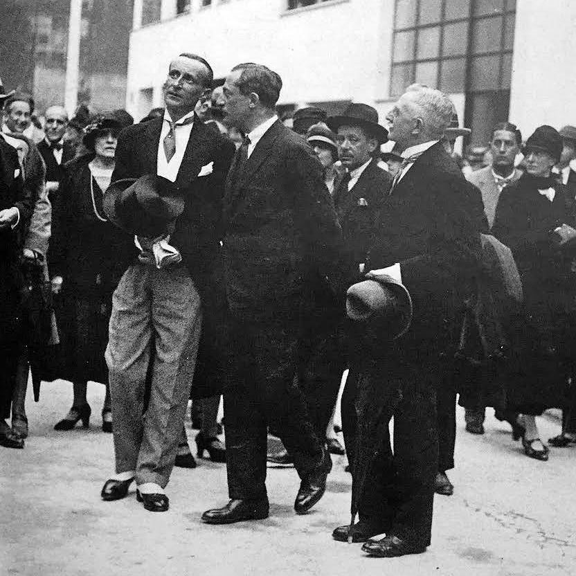 Mallet_Stevens's tweet photo. Inauguration de la rue #MalletStevens en 1927. #paris #architecture https://t.co/WETvSCPzmA https://t.co/Zb8gYQ0oGc