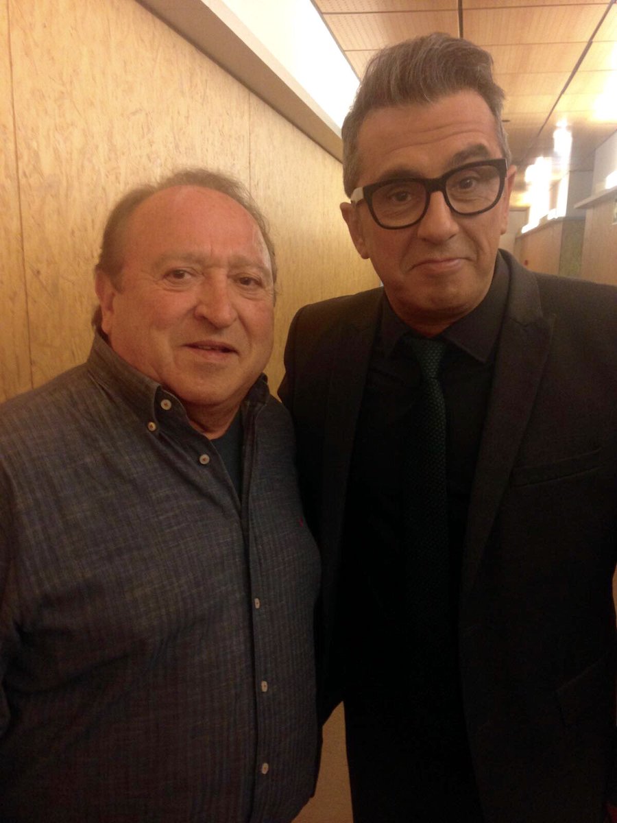 JosiCortesCom's tweet photo. Esta noche en @LateMotivCero #FernandoEsteso hablará con @Buenafuente de #ReEmigrantes que se estrena el 6 de mayo https://t.co/Qf2jTwJc63