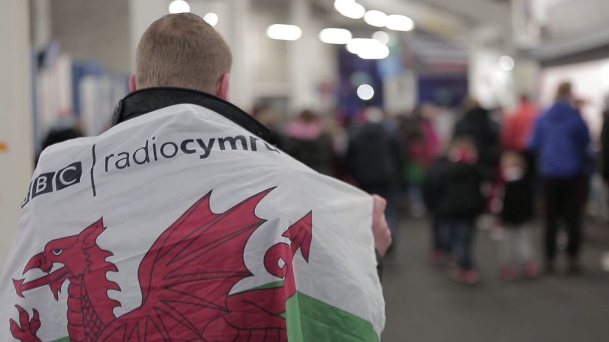 #rhedegiparis dyma ein hanthem #Ewro2016 gan @Candelasband ⚽️🏆⚽️ bbc.in/1SIUDBv