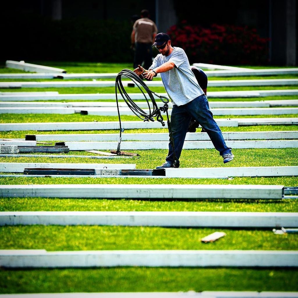willamette_u's tweet image. Work begins on the 2016 commencement tent. #willamette_u #commencement #graduation ift.tt/1rj1G9n