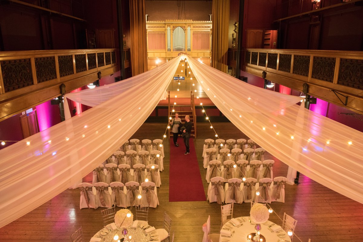 Salomons_Venue's tweet photo. It's #transformationtuesday! Look at our Theatre, draped by the amazing @BowsHire! Perfect for a #wedding! #weddings https://t.co/Sc80IVS2lN
