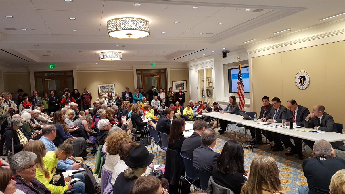 EnviroLeagueMA's tweet photo. Hundreds turn out for #MAPipelineHearing #mapoli @MarcRPacheco @BenjaminDowning @JamieEldridgeMA @BarrettSenate https://t.co/JuPeKsgc8M