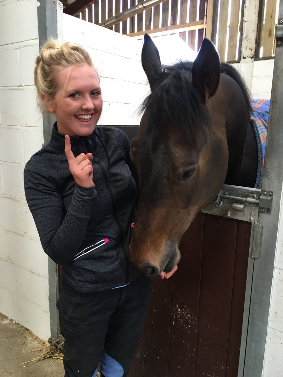 ShaunaOConnor4's tweet photo. @scottcarly97 Showin Bomber sum love after he finally puts his head in front on d line 4her ☺️🙌💪🍀!!#TopString #ATeam https://t.co/hGEorcjgGF