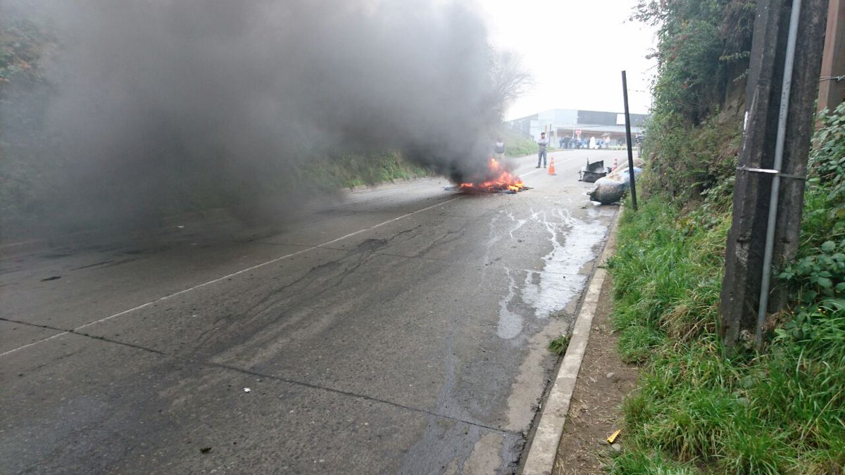 jualienX's tweet photo. Ahora: Cortado acceso rampa #dalcahue (conectividad isla #quinchao) toma pescadores. #Chiloe @tteinforma_X https://t.co/b4b4qMaKHW