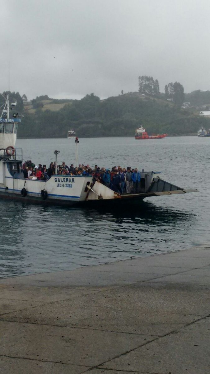 Así es el traslado de personas e. #CanalDalcahue ya que buses ni vehículos pueden cruzar <a href="/chiloealdia/">Chiloé al día</a> <a href="/erchiloe/">Emergencias Chiloé</a>