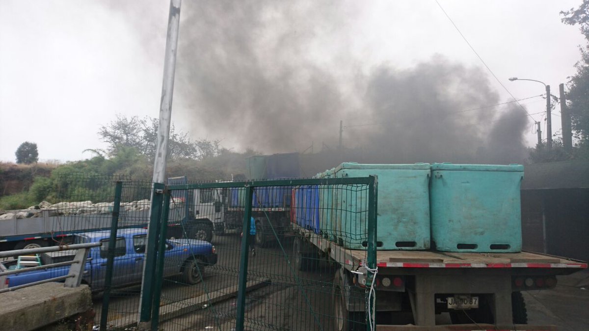 jualienX's tweet photo. Ahora: Cortado acceso rampa #dalcahue (conectividad isla #quinchao) toma pescadores. #Chiloe @tteinforma_X https://t.co/b4b4qMaKHW
