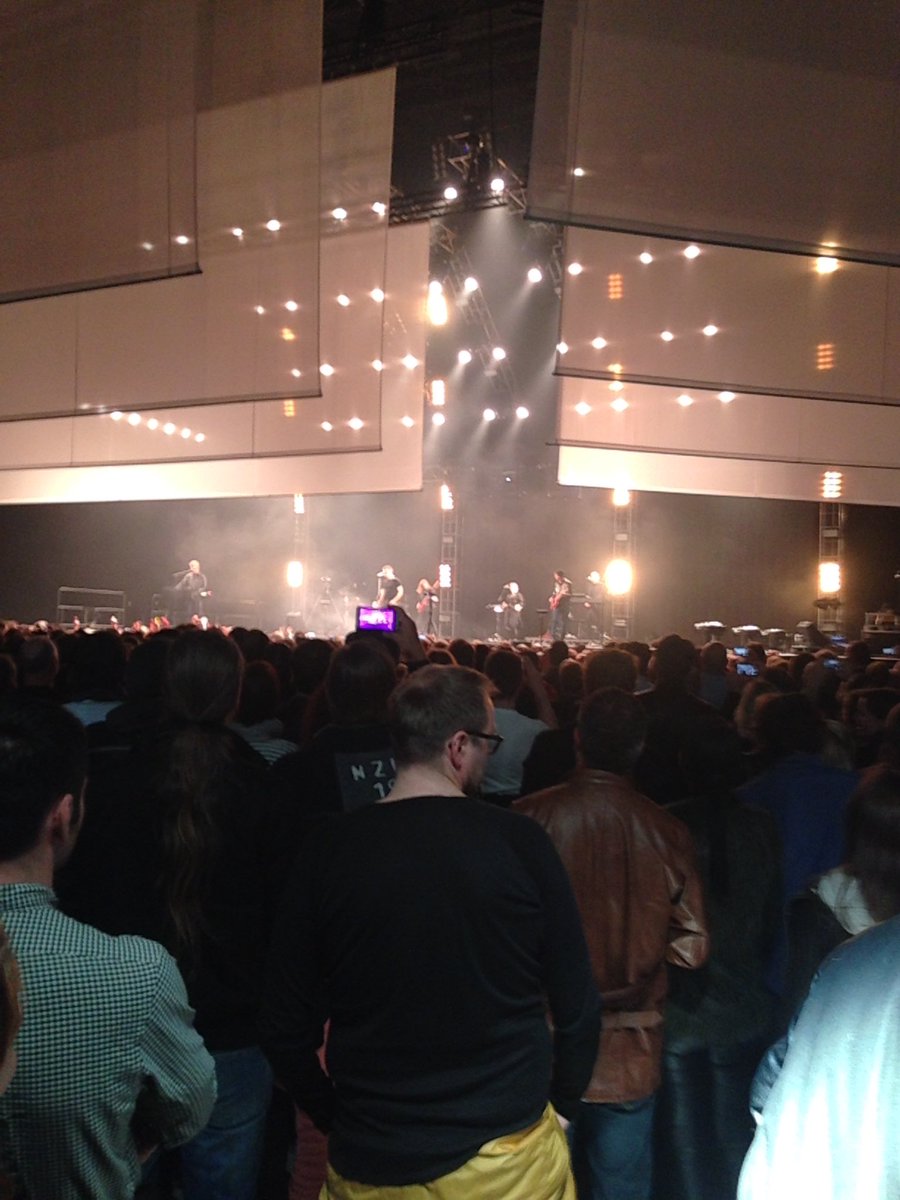 PaulBrogeland's tweet photo. Mor får servert julegaven i Spektrum. A-ha guttene leverer. Fin harmoni som Morten sier. #aha https://t.co/hzFxW4JgKc