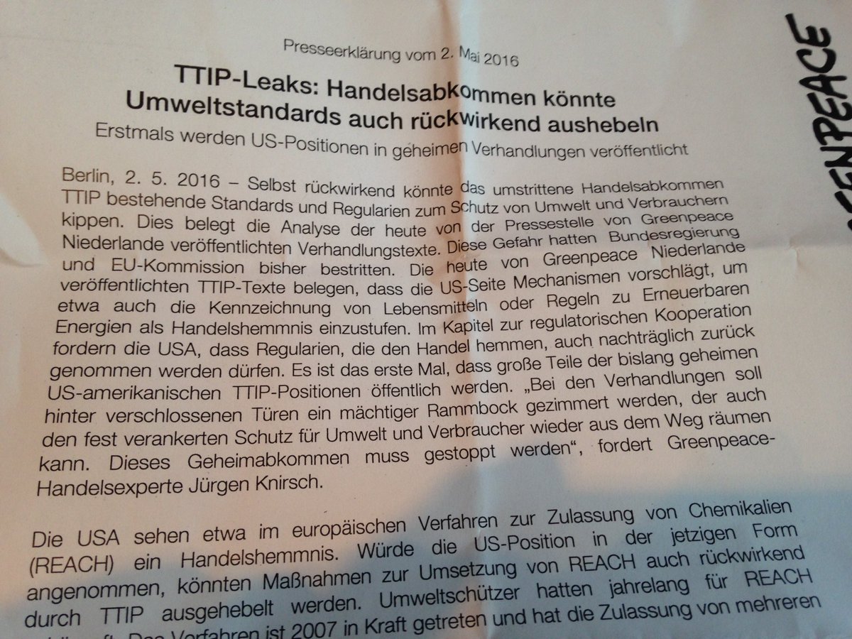 ClimateNeutralG's tweet photo. Under the #brandenburger tor #Berlin @GreenpeaceEU #TTIP action #leseraum #readroom inform about risks https://t.co/m01TQNWLLi