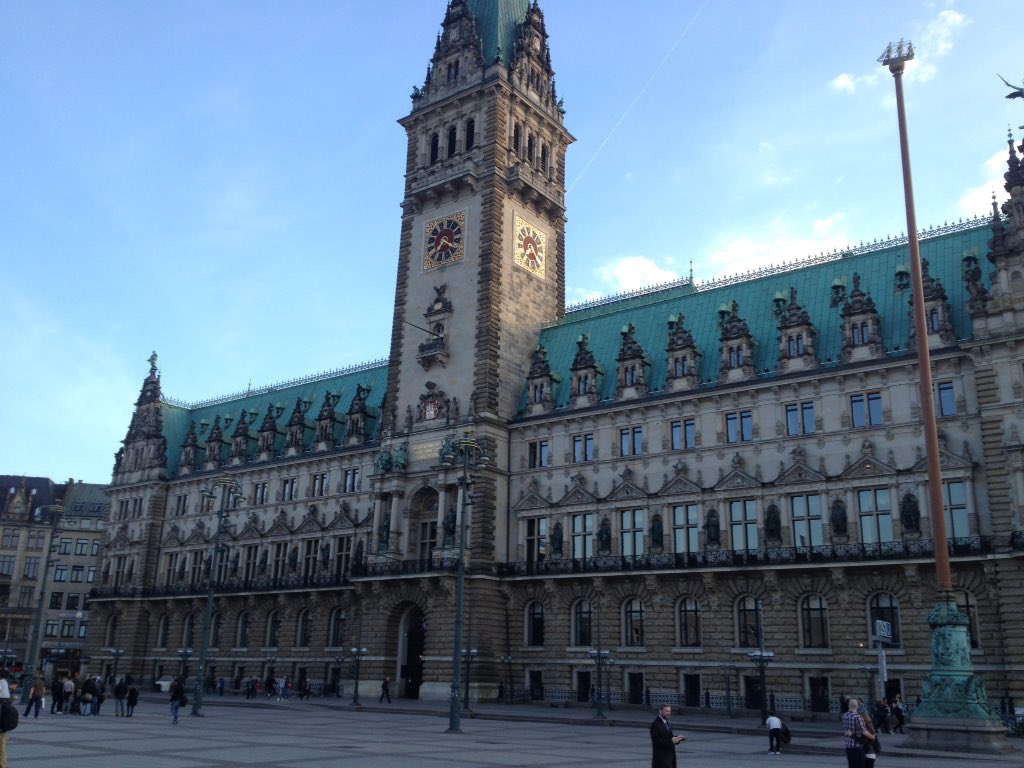 Puoluery's tweet photo. Käytiin kävelyllä KPn kanssa #hampuri #rathaus https://t.co/VaMEbf71hQ