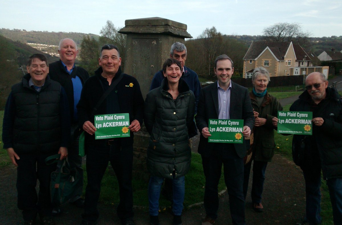Team #islwyn with S.E list candidate <a href="/steffanlewis/">Steffan Lewis 🏴󠁧󠁢󠁷󠁬󠁳󠁿</a>  in good spirits as we rock Treowen #plaid16 💚💪