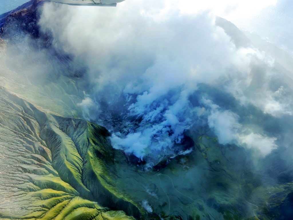 WIREDScience's tweet photo. Something about this New Zealand volcano eruption is coloring its ash green https://t.co/ZSZyz4jEcj https://t.co/9OFpl7InzB