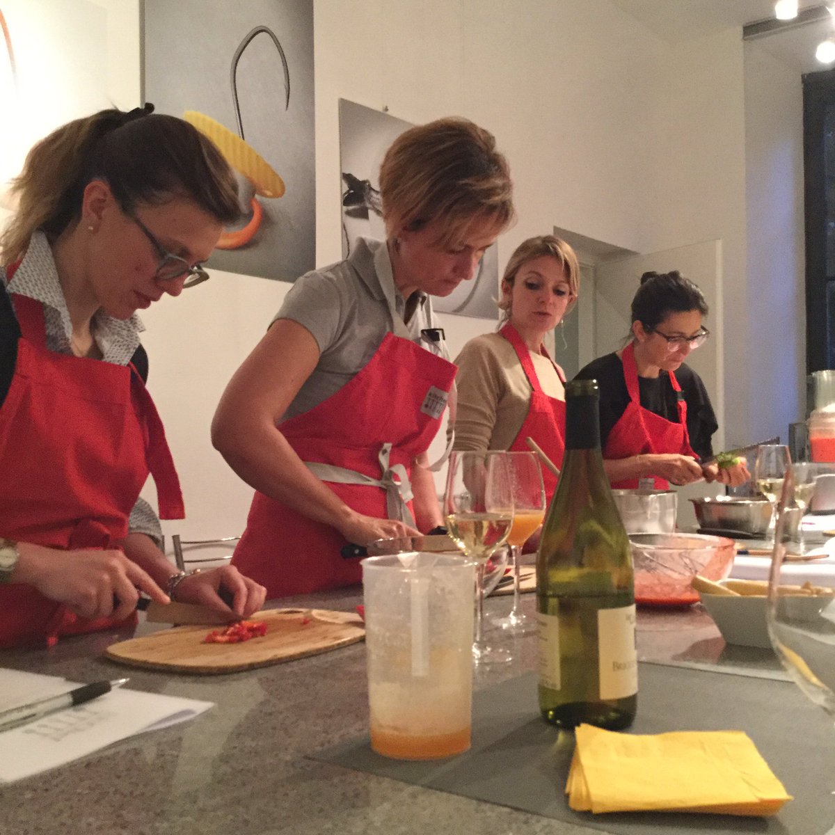 sul_luna's tweet photo. Qui si #lavora si #mangia e si #beve @KitchenMilano #ichef16 https://t.co/ojKZ2Wf8Bm