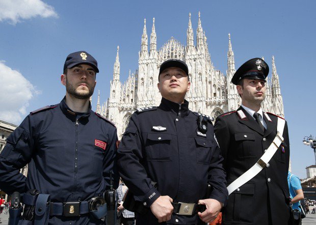 CityLab's tweet image. Chinese police are patrolling the streets of Italy trib.al/1McTy8F