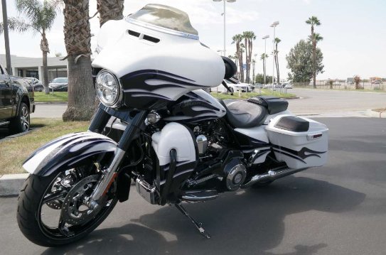 QuaidHarley's tweet photo. Get great comfort without sacrificing style in this #CVO #Street #Glide! #TestRideTuesday https://t.co/n8MbZJC9ND https://t.co/RrOu6YkIbS
